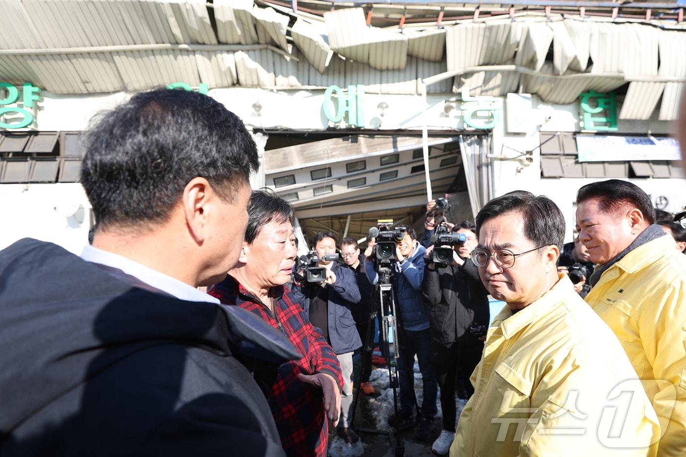 29일 오전 김동연 도지사가 안양농수산물도매시장에 방문해 폭설 피해현장 확인 및 점검, 현황청취를 하고 있다.