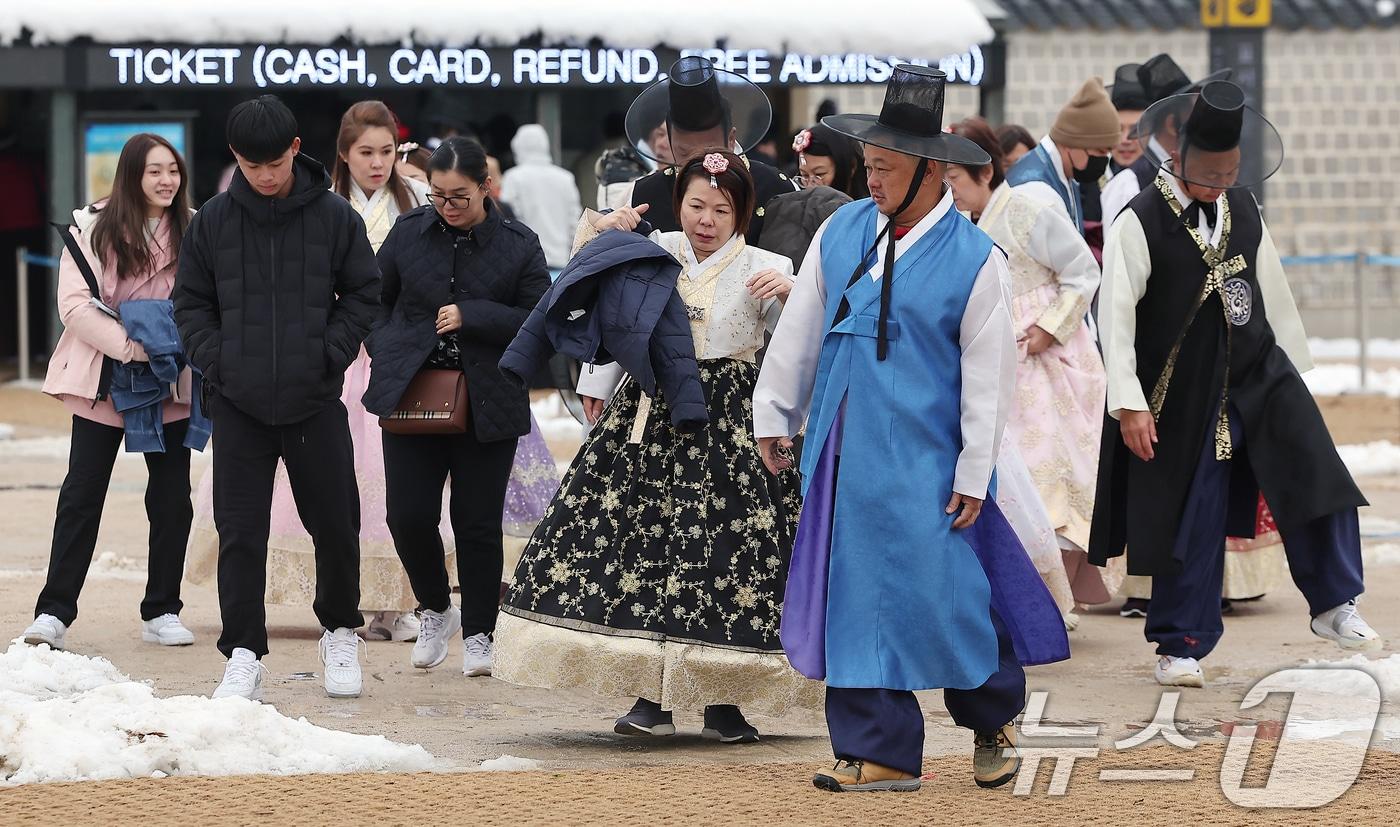 서울 종로구 경복궁에서 한복을 입은 외국인 관광객들이 발걸음을 옮기고 있다. 2024.11.29/뉴스1 ⓒ News1 김진환 기자