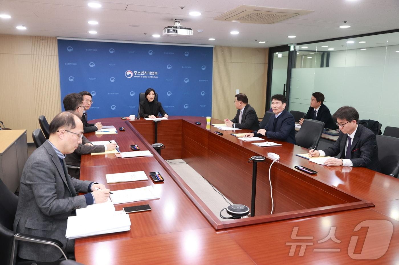 오영주 중소벤처기업부 장관이 온누리상품권 개선 과제에 대한 이행 상황을 점검하는 회의를 주재하고 있다.&#40;중소벤처기업부 제공&#41;