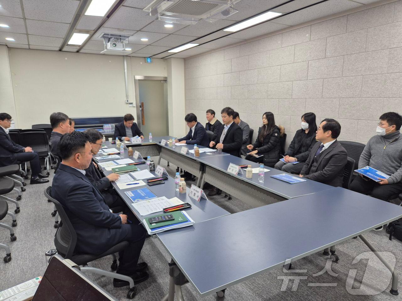  정읍시는 29일 시청 소회의실에서 ‘바이오 지식산업센터 건립 기본계획 수립 및 타당성조사 연구용역 중간보고회’를 개최했다.&#40;정읍시 제공&#41;2024.11.29/뉴스1