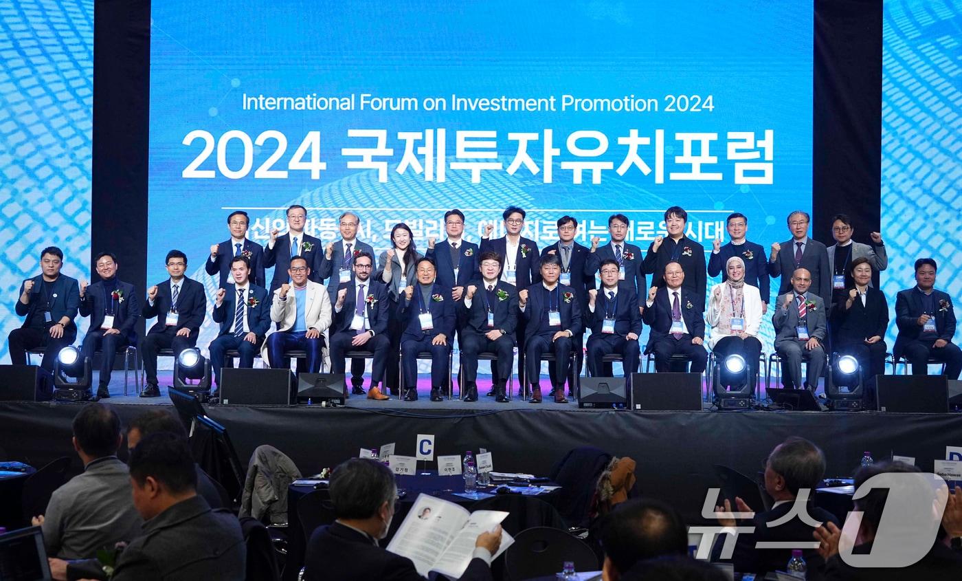 강기정 광주시장이 29일 오전 서구 김대중컨벤션센터에서 열린 &#39;2024 국제 투자유치 포럼&#39;에 참석해 내빈들과 기념촬영을 하고 있다..&#40;광주시 제공&#41;2024.11.29/뉴스1 