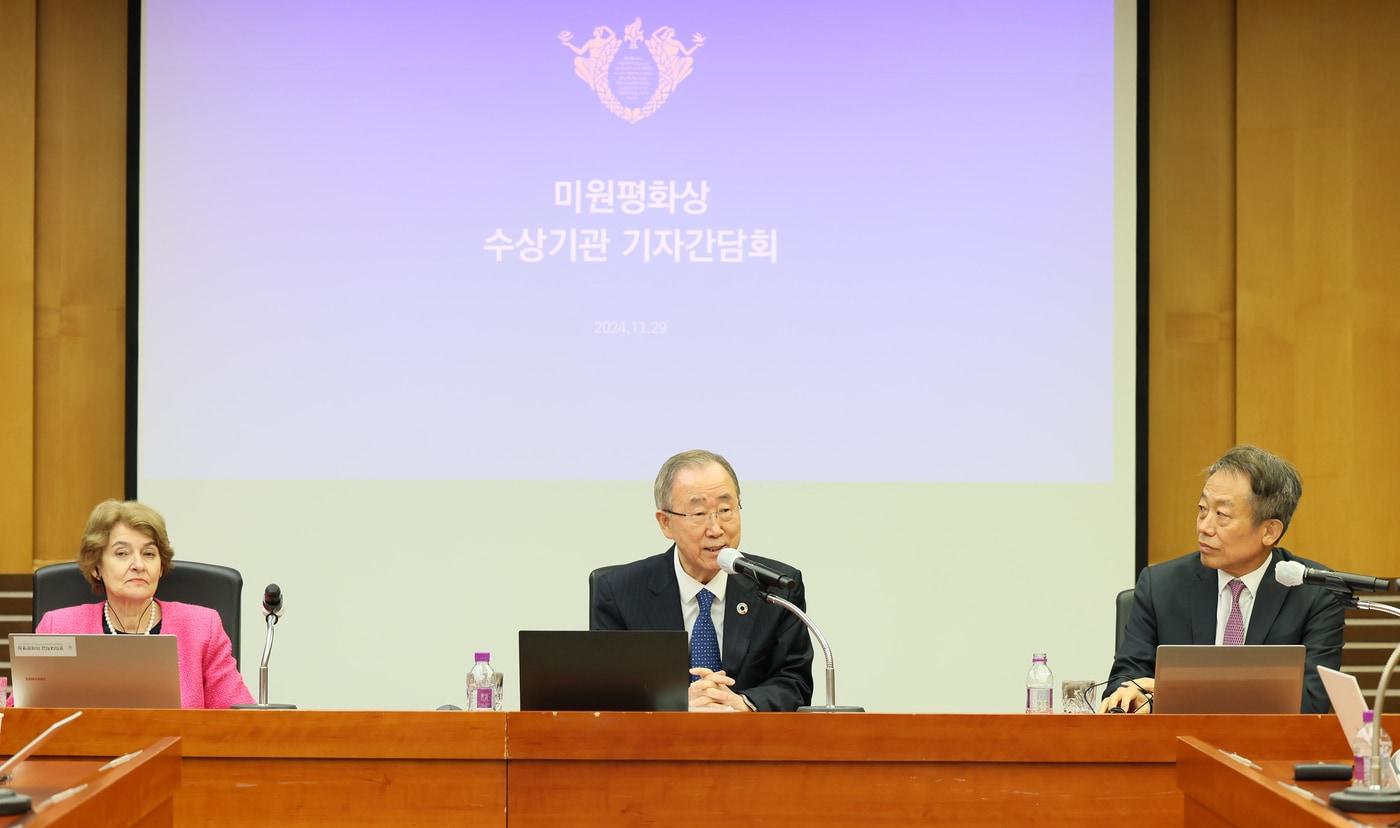 경희대학교가 제1회 미원평화상 수상자로 지도자 모임인 &#39;디 엘더스&#39;&#40;The Elders&#41;를 선정했다고 29일 밝혔다. 이날 미원평화상 시상식 기자간담회에 참석해 소감을 밝히는 디 엘더스 소속 반기문 전 UN 사무총장의 모습. &#40;경희대 제공&#41;