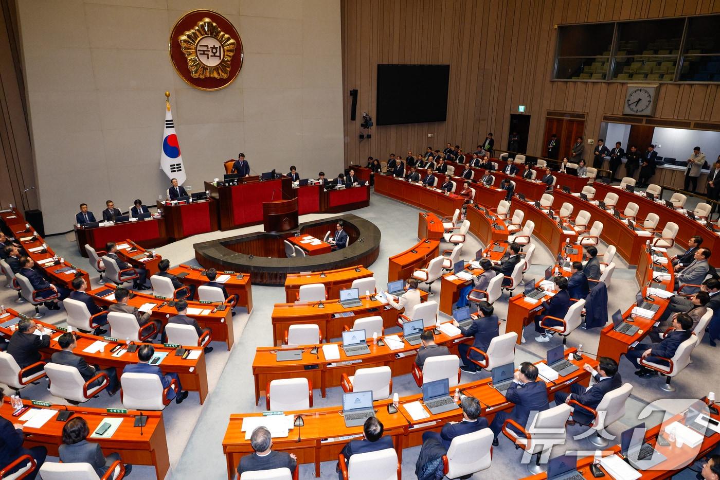 박정 국회 예산결산특별위원회 위원장이 29일 오후 서울 여의도 국회에서 열린 예결위 제13차 전체회의에서 국민의힘 의원들 퇴장 속에 정부 감액 예산안을 통과시키고 있다. 2024.11.29/뉴스1 ⓒ News1 안은나 기자