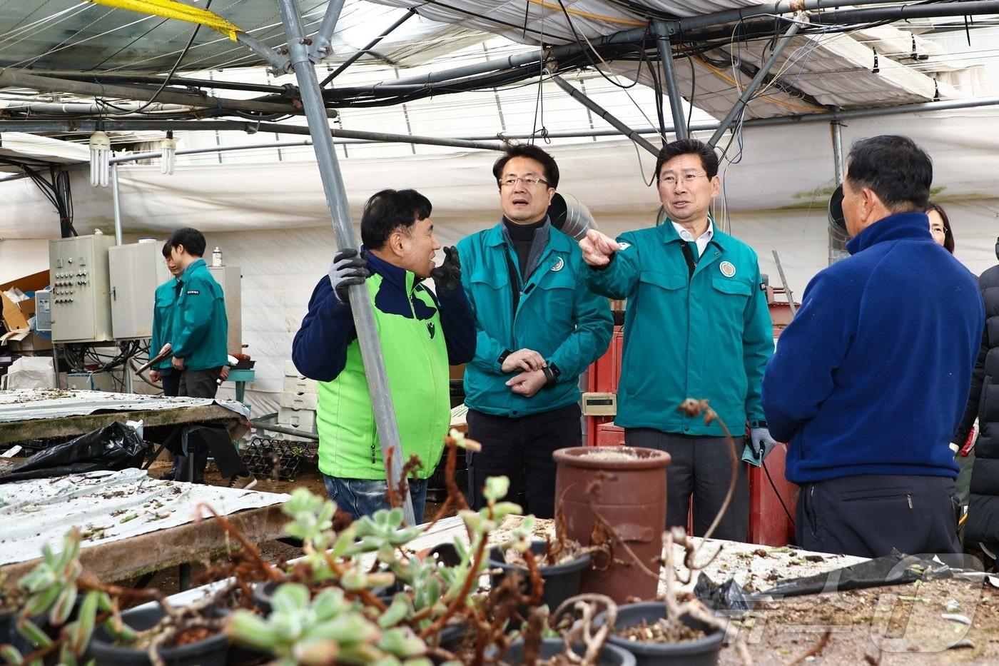 이상일 시장은 29일 폭설 피해를 입은 화훼 농가에서 피해 상황을 살펴보고 복구에 나선 봉사자들을 격려했다.&#40;용인시 제공&#41;