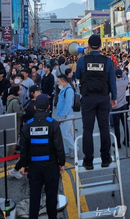 구미경찰서는 인파관리를 위해 3단 사다리 위에서 인파를 관리하는 &#39; 키다리 경찰관&#39;을 도내 최초로 구미라면축제에 배치했다. &#40;구미경찰서 제공&#41; 2024.11.3/뉴스1