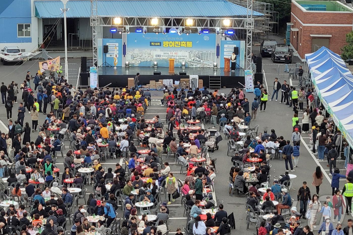 울산 동구 &#39;제16회 방어진축제&#39;가 11월 2일 울산 수협 방어진위판장 일원에서 ‘바다, 사람 그리고 방어진축제!!’라는 슬로건으로 성황리에 개최됐다.&#40;울산 동구 제공&#41;