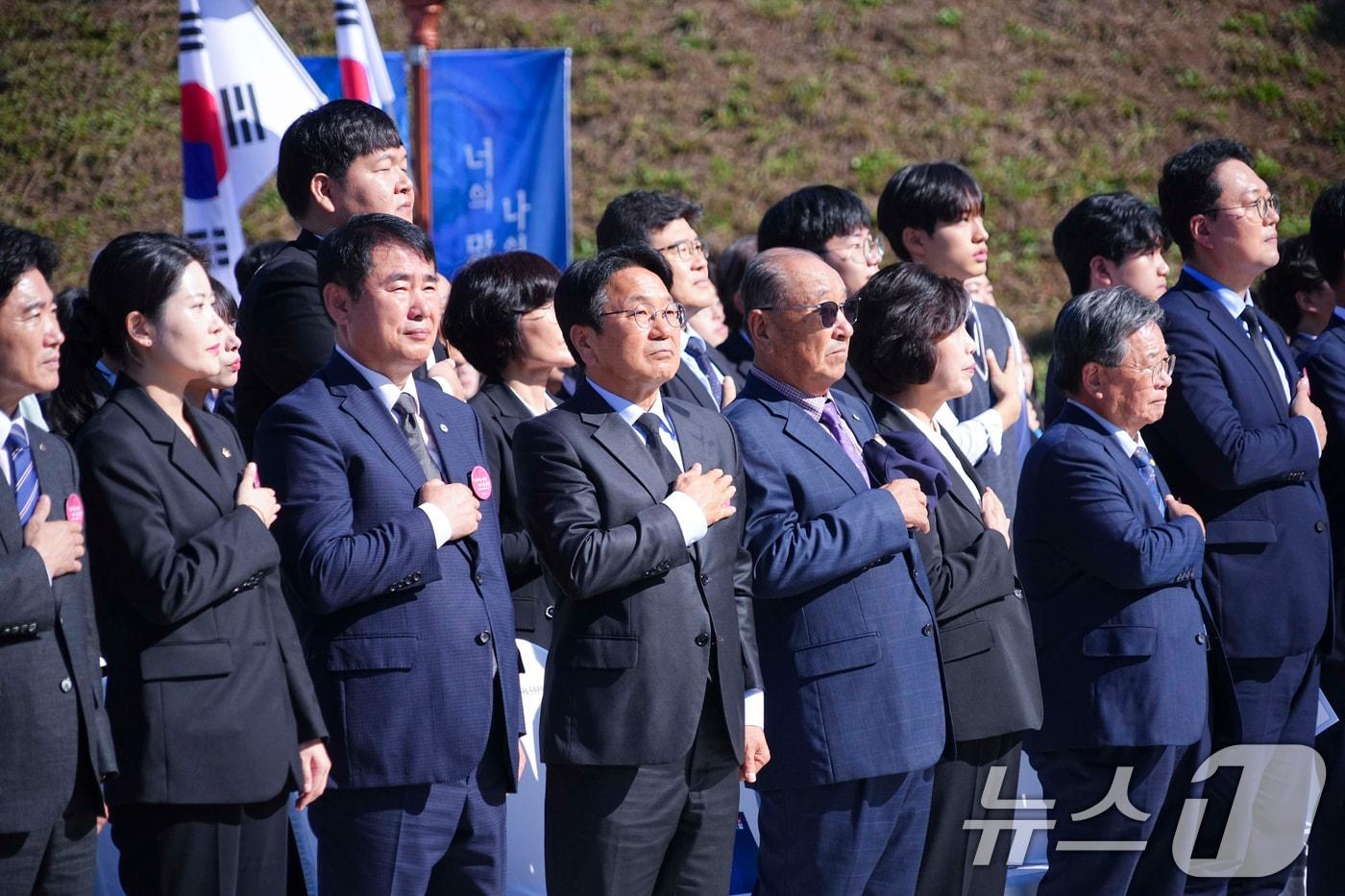 강기정 광주시장이 3일 오전 서구 화정동 학생독립운동기념탑에서 열린 &#39;제95주년 학생독립운동 기념식&#39;에 참석해 강정애 국가보훈부 장관, 이정선 광주교육감, 애국지사 등 참석자들과 국민의례를 하고 있다.&#40;광주시 제공&#41;2024.11.3/뉴스1 ⓒ News1 박준배 기자