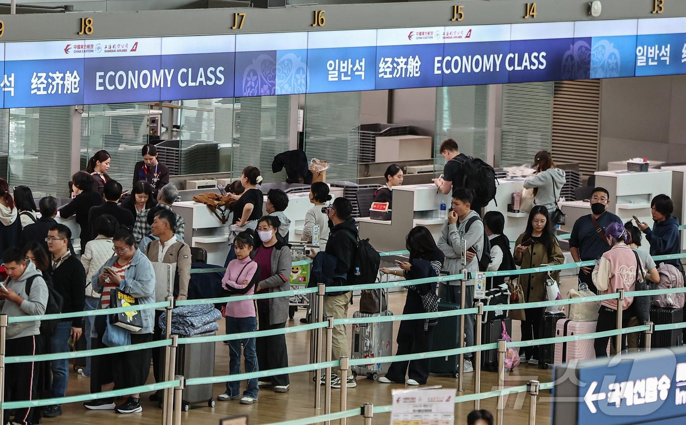 3일 인천국제공항 1터미널 출국장에서 관광객들이 중국행 비행기 탑승을 위해 수속 절차를 기다리고 있다.  2024.11.3/뉴스1 ⓒ News1 김도우 기자