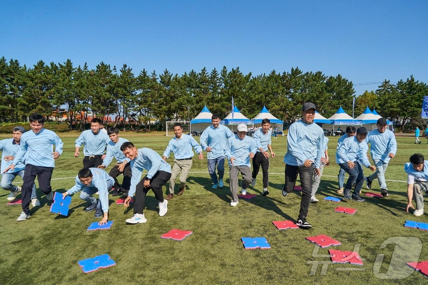 HD현대중공업 군산조선소는 3일 군산어린이교통공원 운동장에서 &#39;외국인 근로자 어울림 한마당&#39; 행사를 가졌다.&#40;HD현대중공업 제공&#41; 2024.11.3/뉴스1