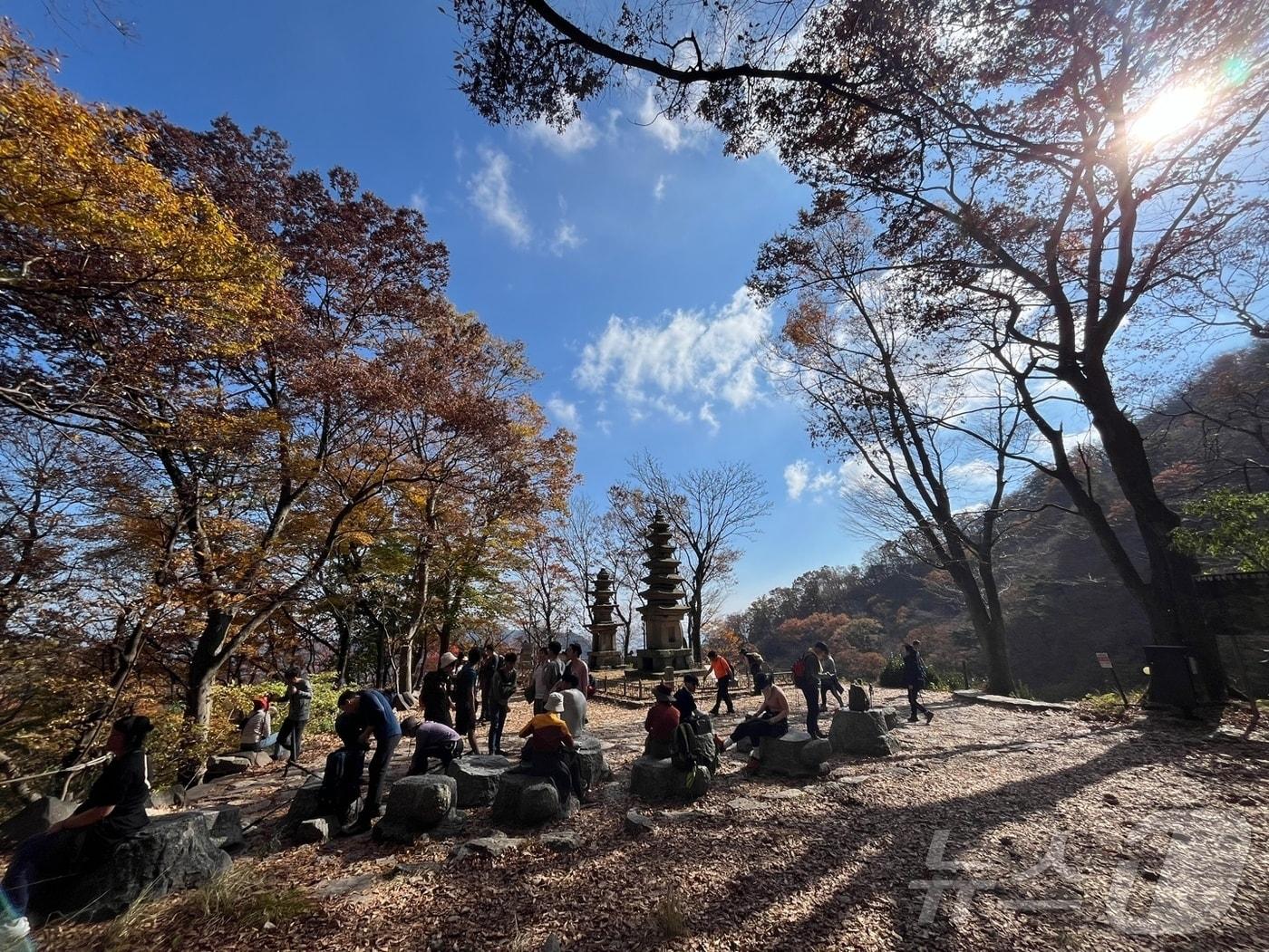  3일 계룡산 국립공원에서 등산객들이 남매탑 부근에 핀 단풍을 보고 있다. &#40;계룡산 국립공원 제공&#41;/뉴스1