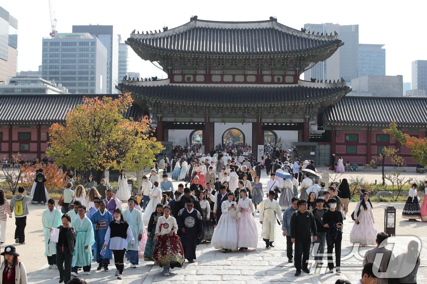 화창한 가을날씨를 보인 3일 오후 서울 종로구 경복궁이 관광객과 나들이객으로 붐비고 있다. 2024.11.3/뉴스1 ⓒ News1 박세연 기자