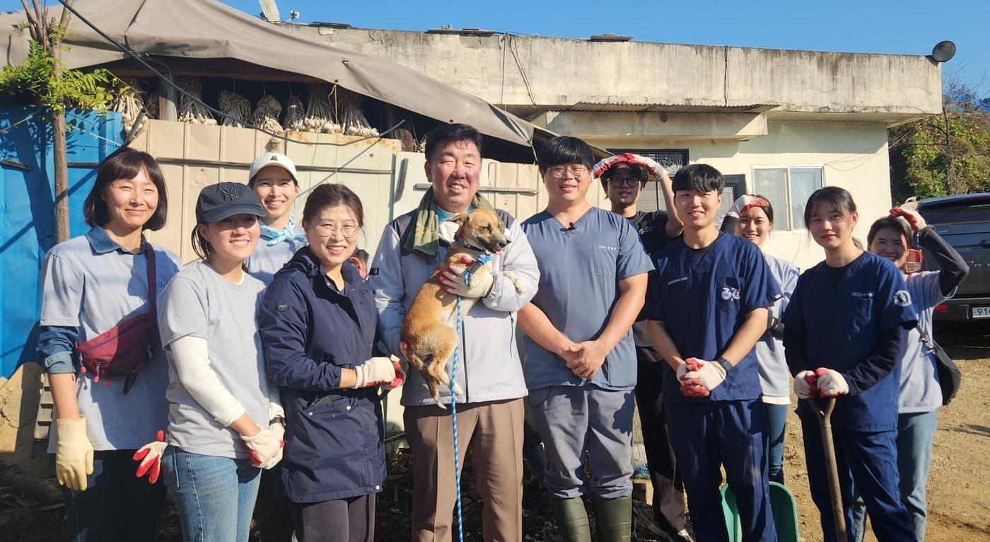  충북 청주시 문의면 모암리에서 열린 시골동물 의료봉사 활동.