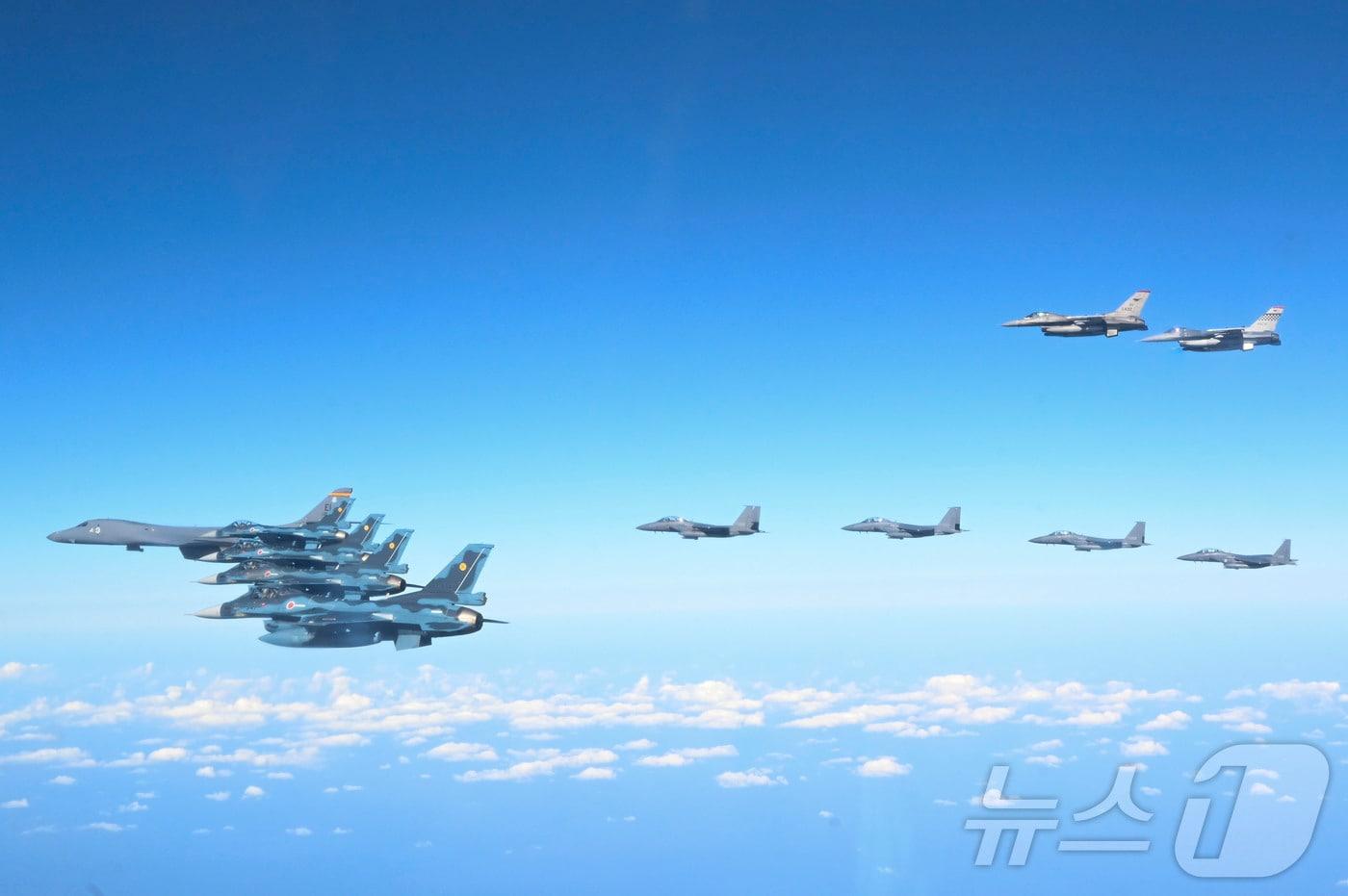 미 전략폭격기 B-1B와 우리 공군 F-15K 전투기 4대, 미 공군 F-16 전투기 2대, 일본 항공자위대 F-2 전투기 4대가 11월 3일 한미일 공중훈련을 실시하고 있다. 이번 훈련은 지난 10월 31일 북한의 장거리탄도미사일 발사에 대응하는 차원에서 실시했다. &#40;합참 제공&#41;