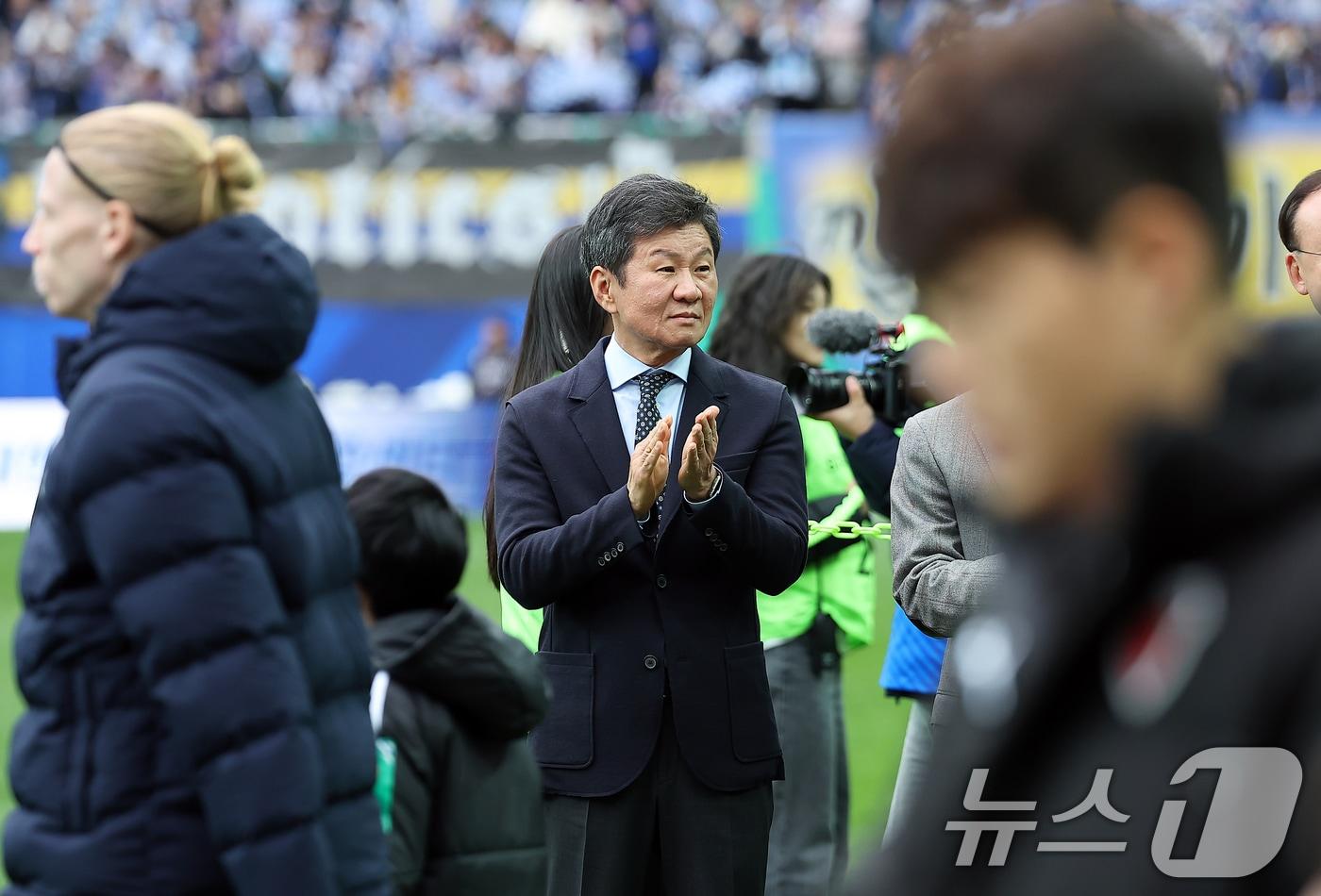 정몽규 대한축구협회장이 30일 오후 서울 마포구 서울월드컵경기장에서 열리는 &#39;2024 하나은행 코리아컵 결승전&#39; 포항 스틸러스와 울산HD의 경기를 앞두고 입장하는 선수들을 보며 손뼉을 치고 있다. 2024.11.30/뉴스1 ⓒ News1 김진환 기자