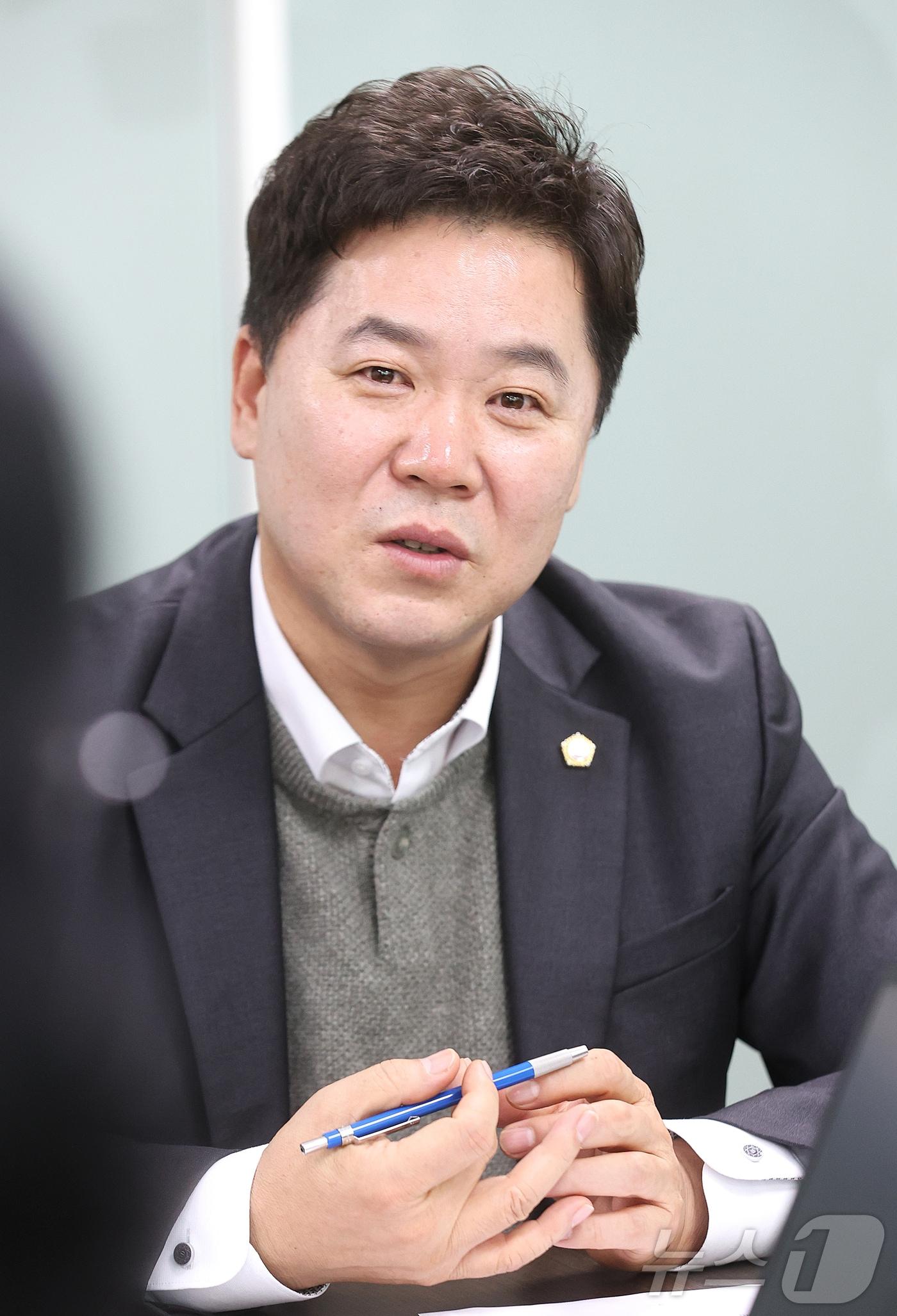 김성수 경기도의회 ‘경기도청예산결산특별위원회 위원장&#40;국민의힘·하남2&#41;이 ‘2025년 예산안’ 심사와 관련해 “타당성과 효과성을 면밀히 검토해 불요불급한 예산은 과감히 삭감하겠다”는 원칙을 밝혔다.&#40;경기도의회 제공&#41;/