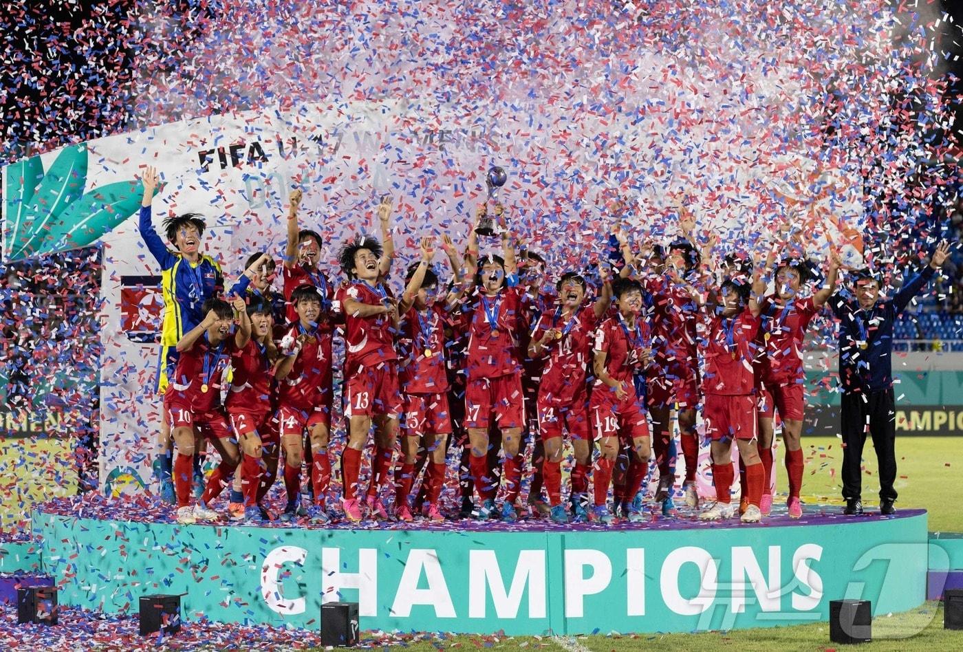 국제축구연맹&#40;FIFA&#41; 17세 이하&#40;U17&#41; 여자 월드컵 우승 세리머니를 펼치는 북한. ⓒ AFP=뉴스1