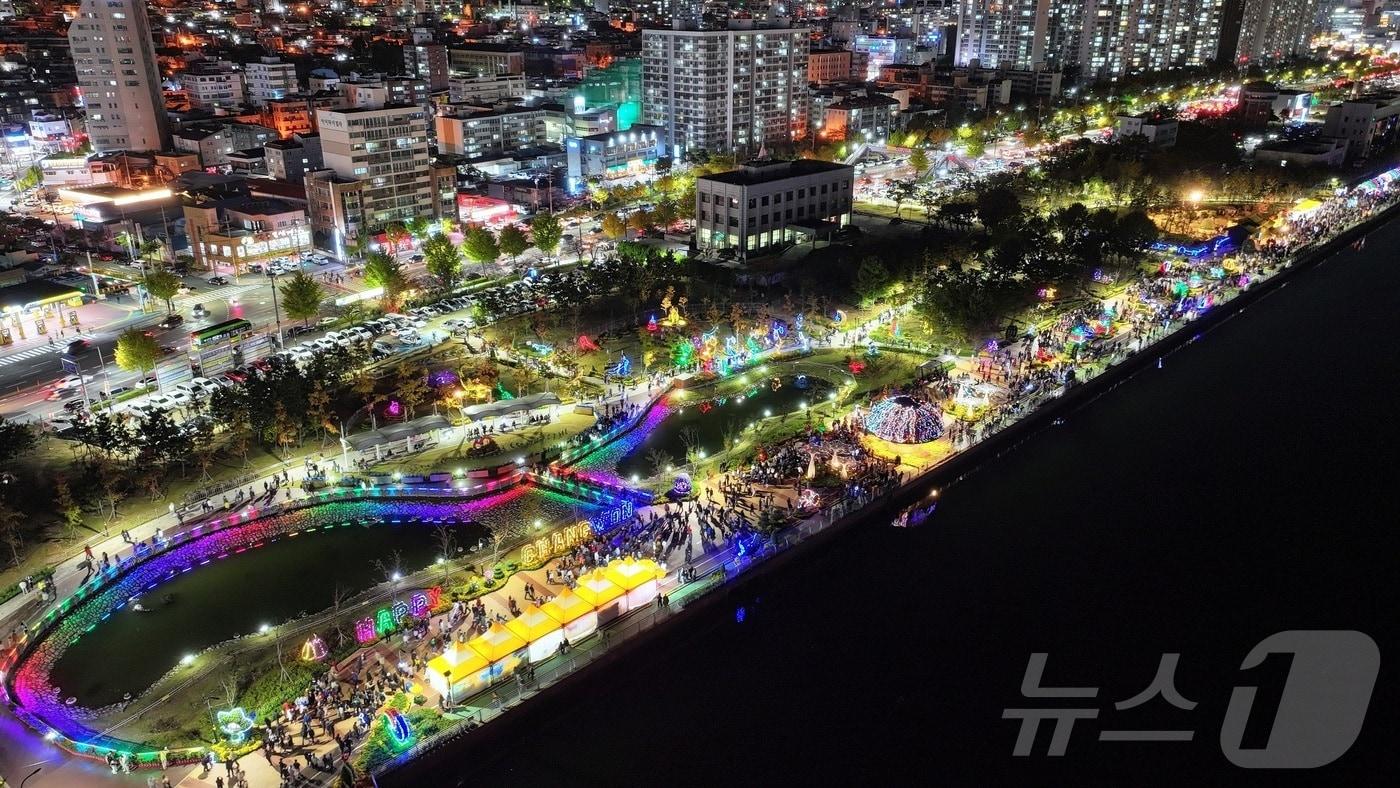 마산국화축제 야간개장 모습&#40;창원시 제공&#41;