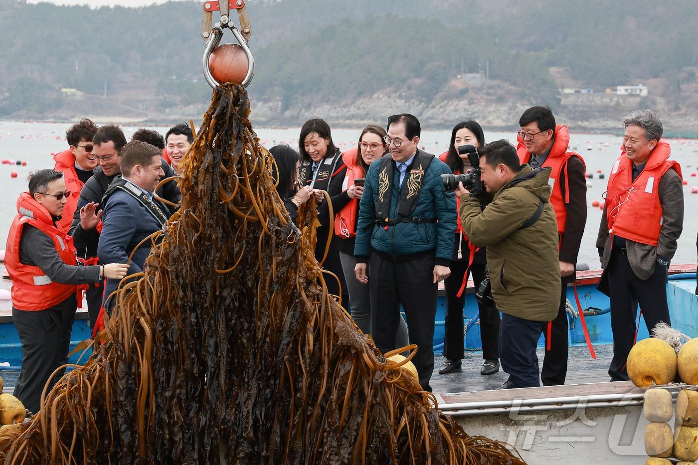 미국 에너지 고등 계획원&#40;ARPA-E&#41; 완도군 해조류 양식장 방문 &#40;완도군 제공&#41;/뉴스1 