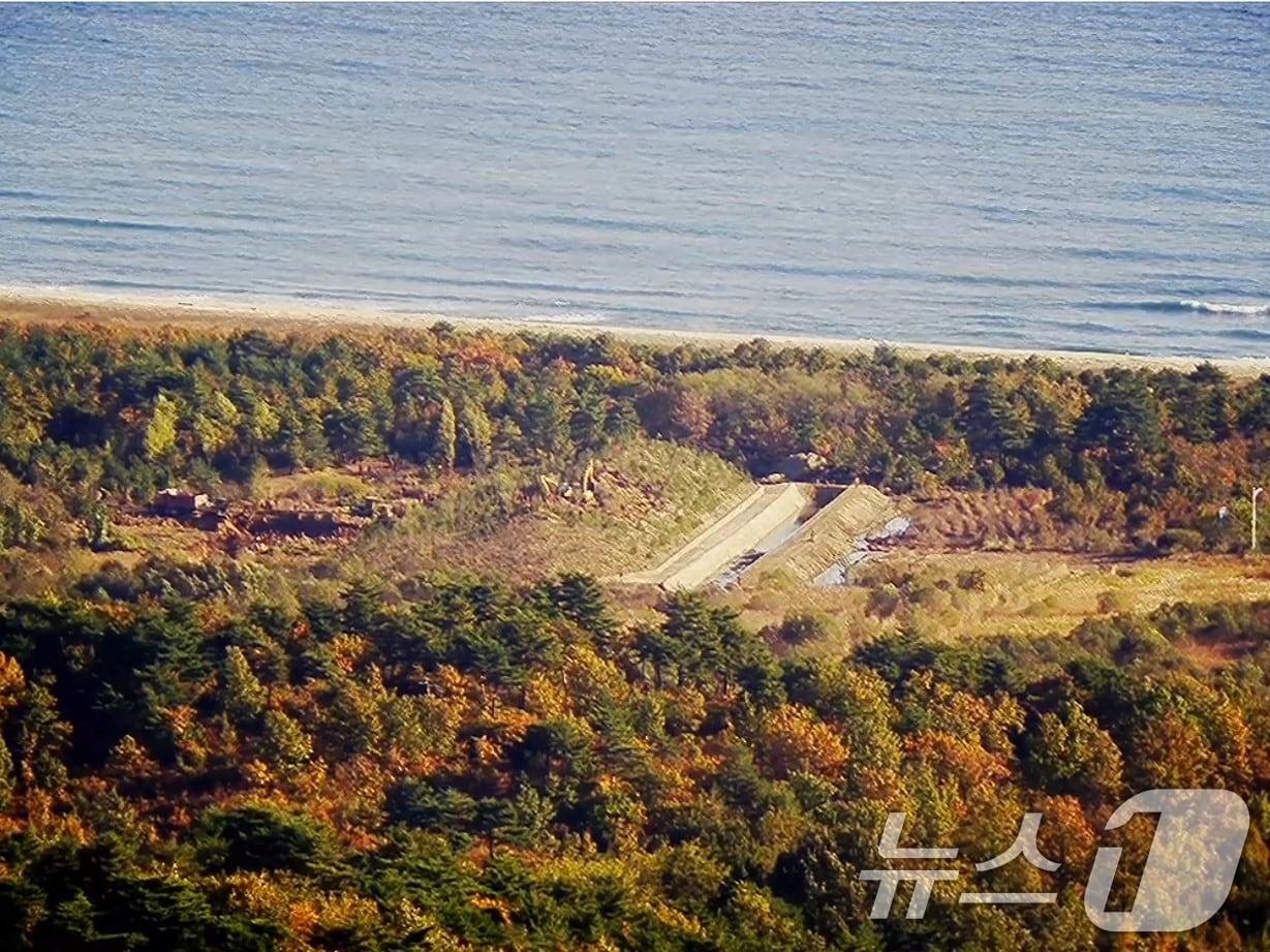 북한군이 대전차구와 성토지를 조성한 동해선 일대의 모습. &#40;합동참모본부 제공&#41; 2024.11.4/뉴스1