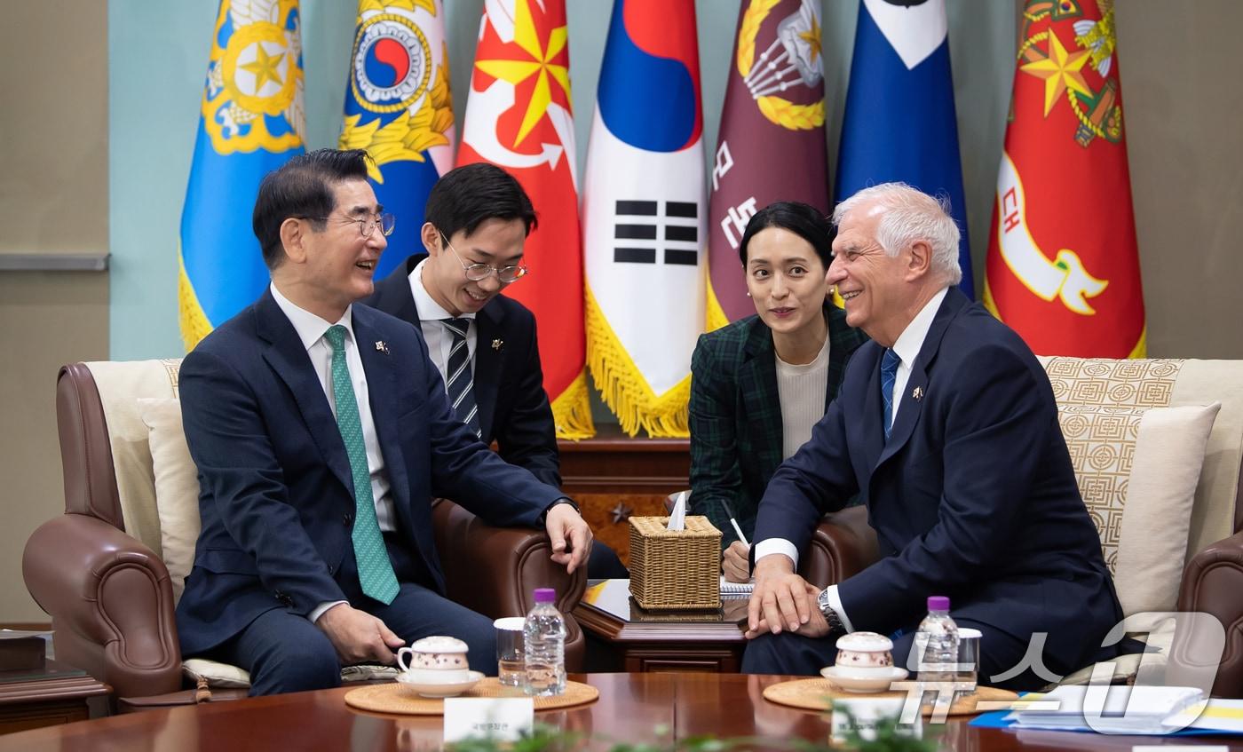 김용현 국방부 장관이 4일 서울 용산구 국방부에서 조셉 보렐 EU 외교안보정책 고위대표와 대화를 나누고 있다. &#40;국방부 제공&#41; 2024.11.4/뉴스1