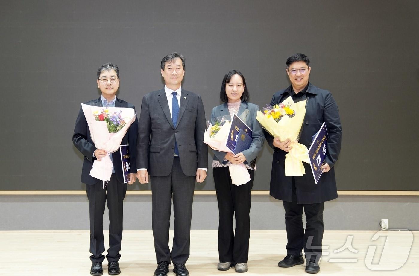 제2회 국립목포대학교 학술상 시상식. 왼쪽부터 박진우 교수, 송하철 총장, 강민정 교수, 배민석 교수 &#40;목포대 제공&#41;/뉴스1 