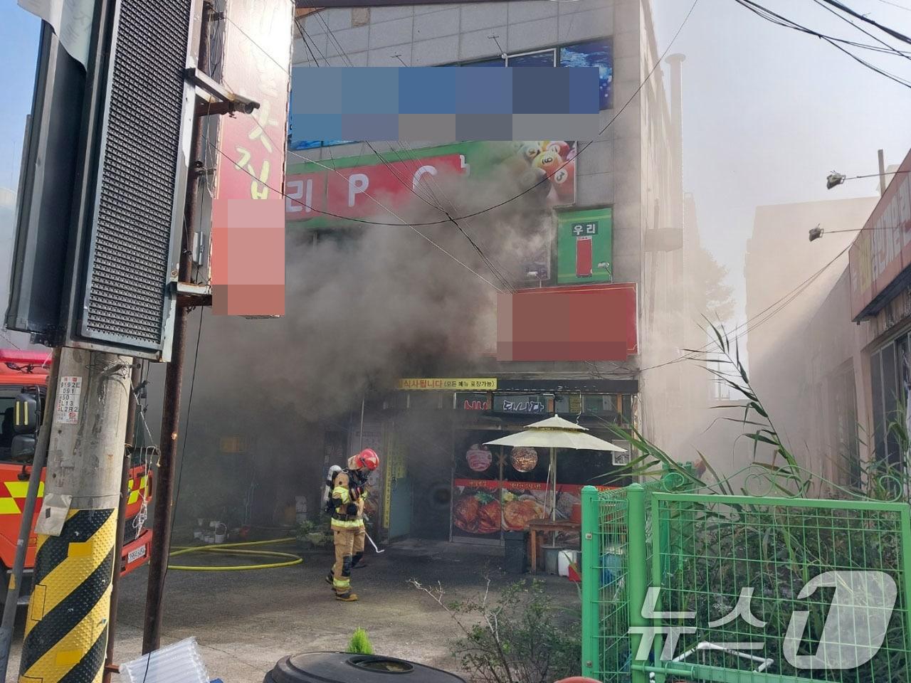 4일 오후 2시 19분쯤 광주 광산구 우산동의 한 식당에서 불이 나 소방당국이 화재를 진화하고 있다.&#40;광주 광산소방 제공&#41;2024.11.4/뉴스1 