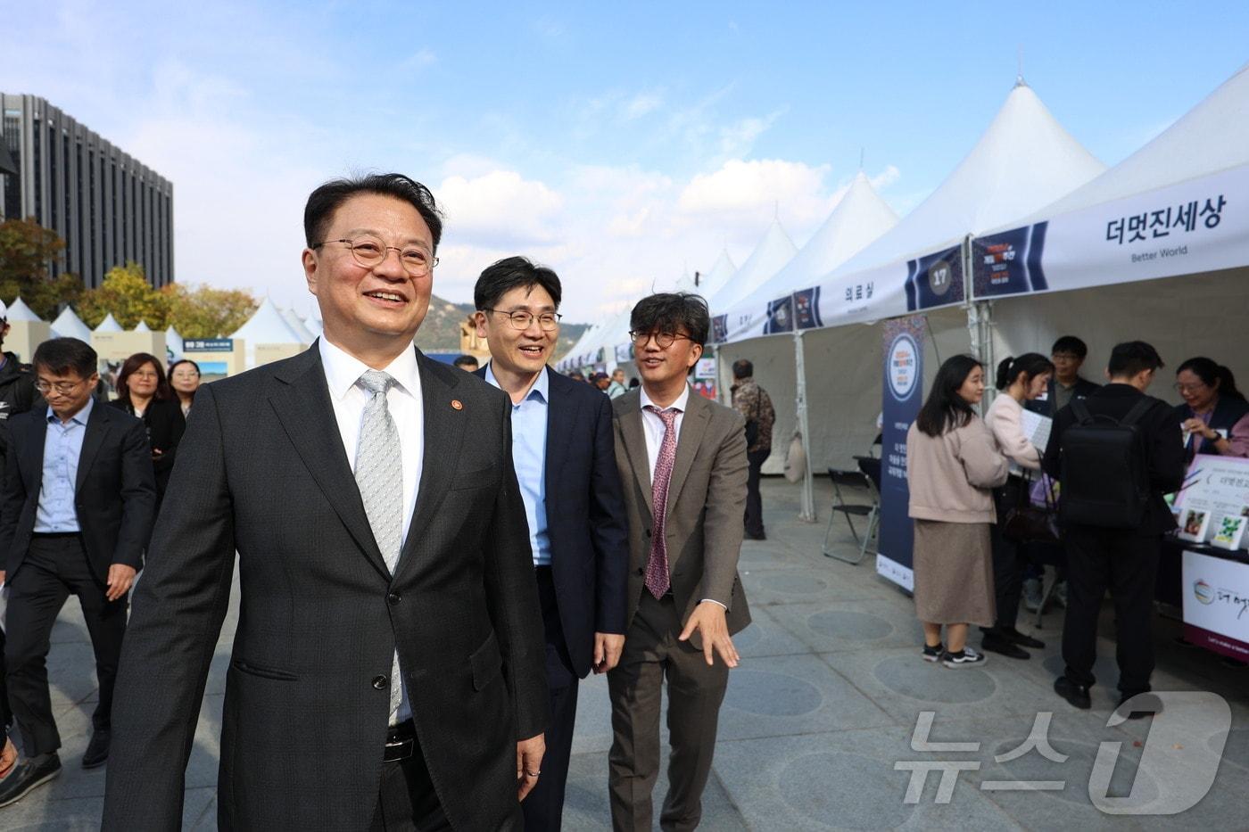 4일 오후 서울 종로구 광화문광장에서 방기선 국무조정실장이 개발협력 홍보존에 방문한 모습.&#40;총리실 제공&#41;