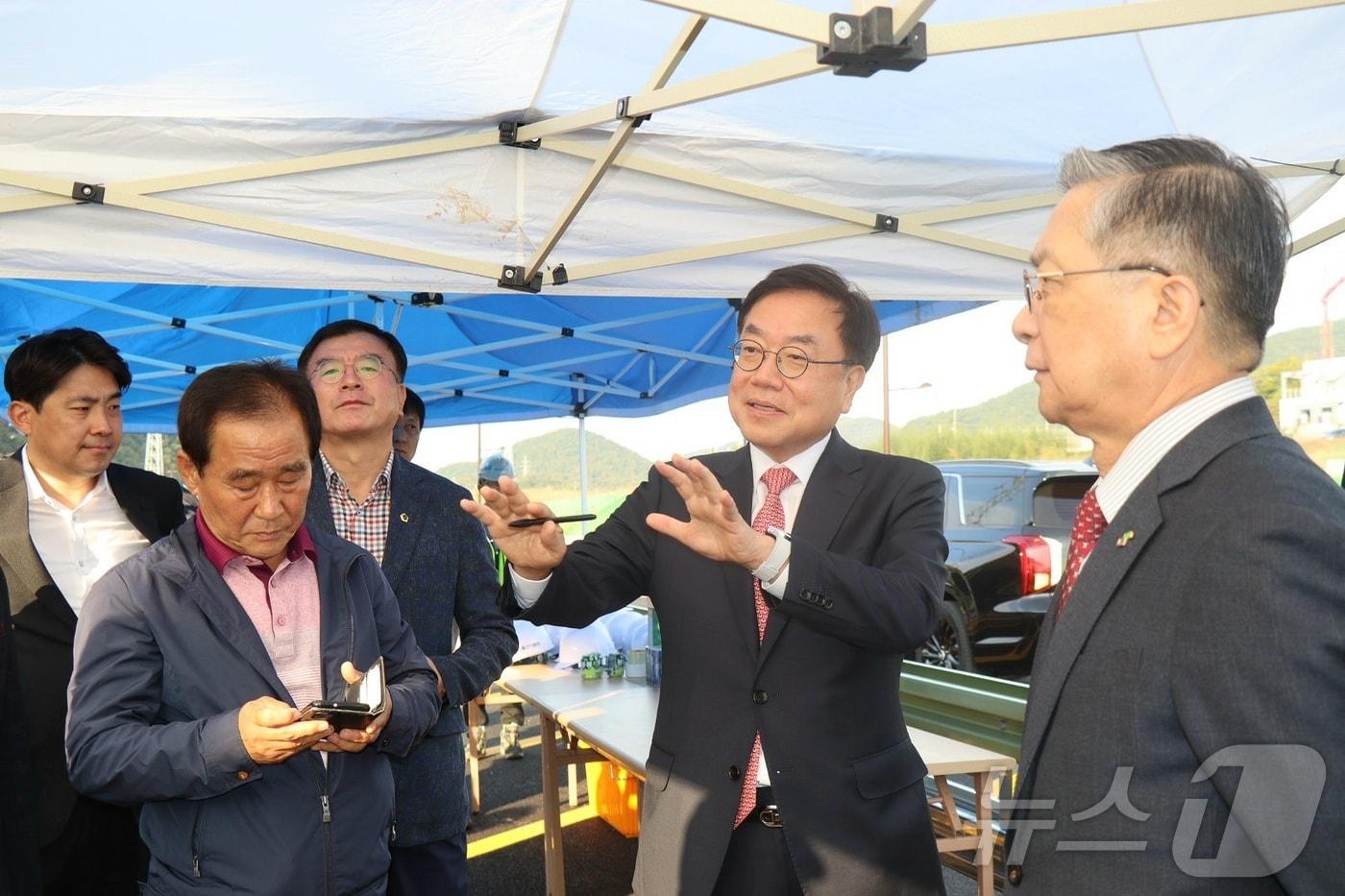 한국토지주택공사&#40;이하 LH&#41; 이한준 사장이 임직원들과 함께 4일 울산 울주군 선바위 공공주택지구와 서사-다운지구를 찾아 진행상황을 점검하고 지역 주민들의 목소리를 경청했다고 밝혔다.&#40;서범수 의원실 제공&#41;