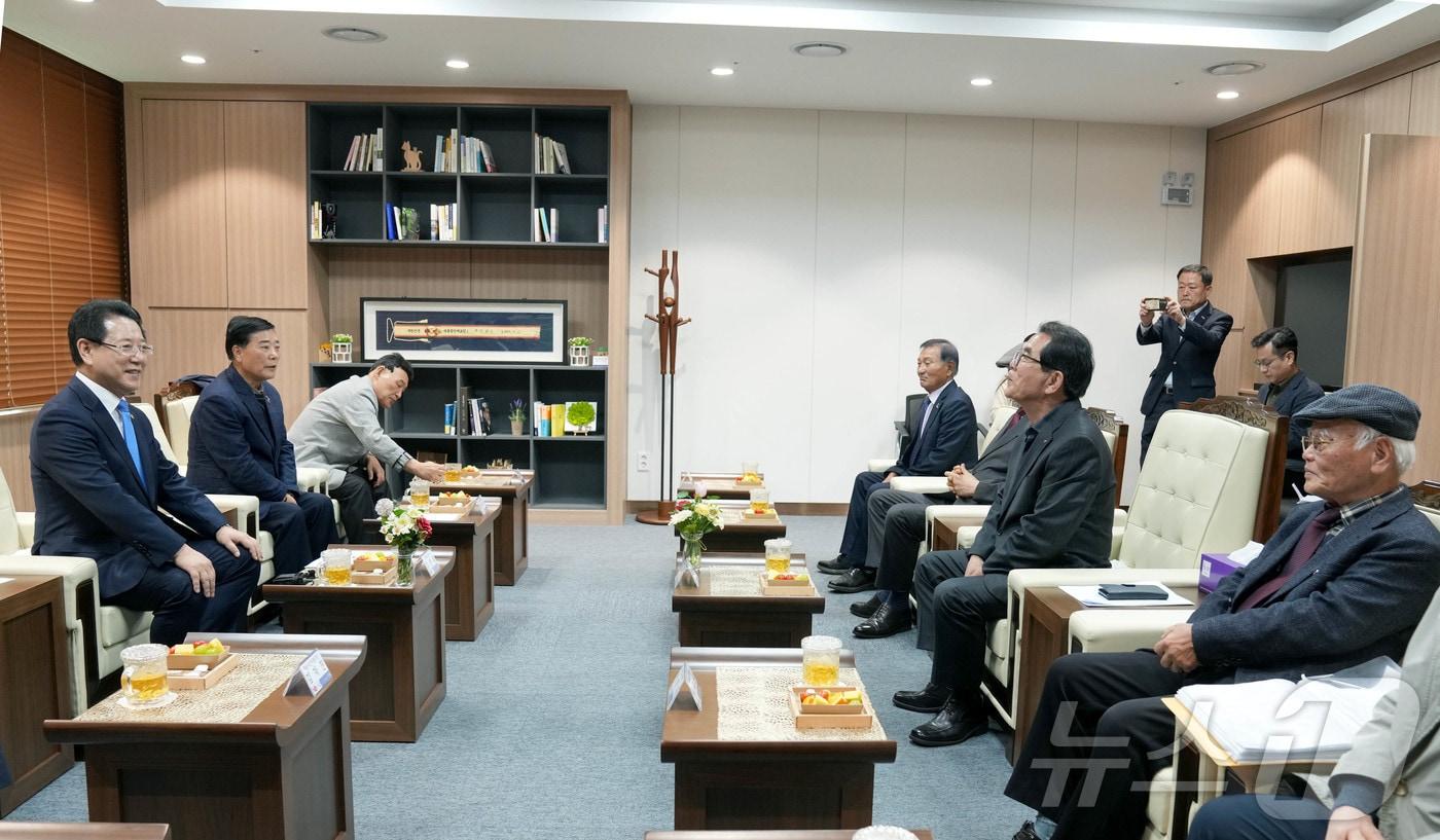 김영록 전라남도지사&#40;왼쪽&#41;가 4일 전남동부지역본부 팔마사랑방에서 여순사건 유족회장단과 면담을 하고 있다.&#40;전남도 제공&#41;2024.11.4/뉴스1