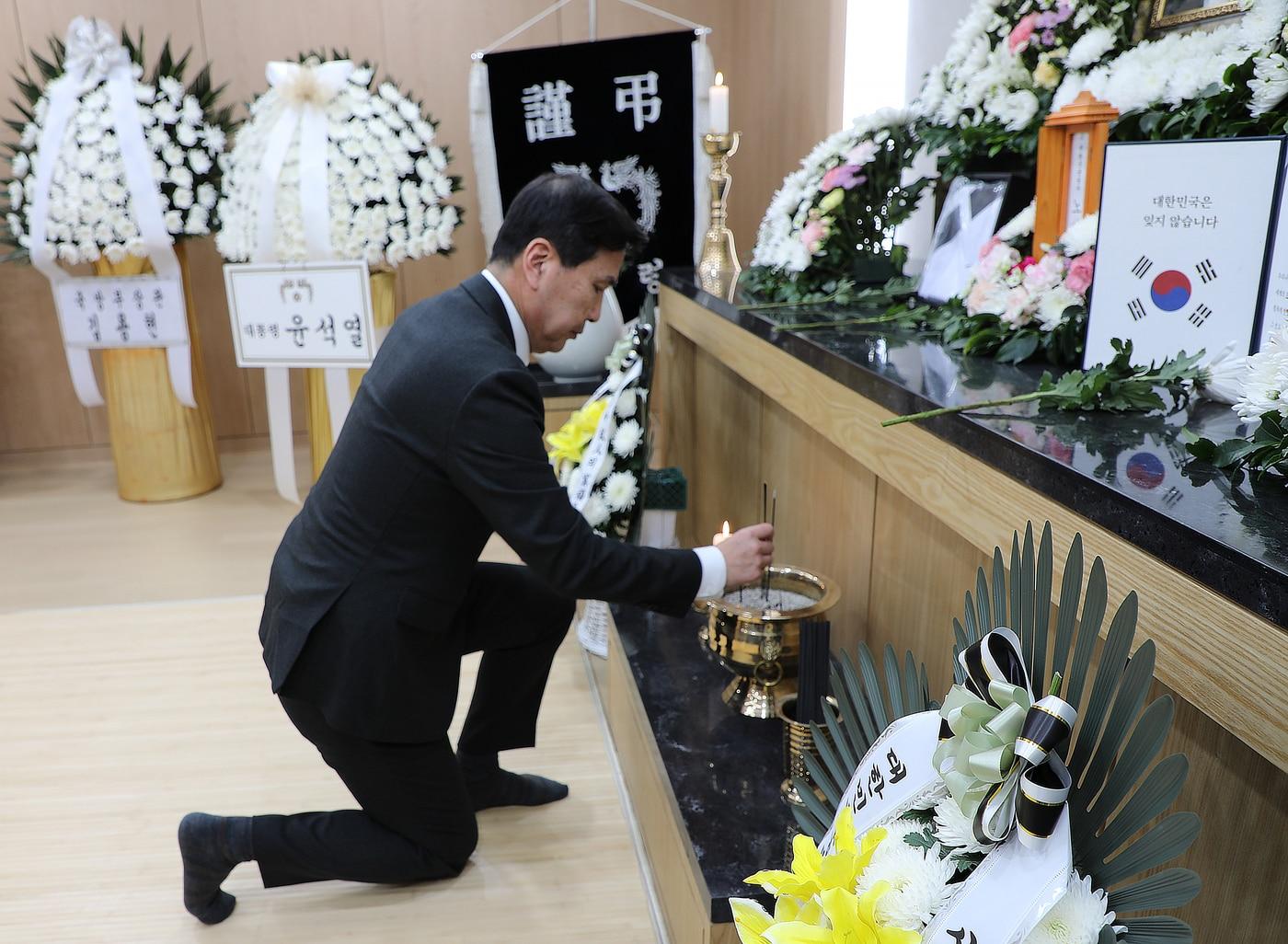 김선호 국방부 차관이 4일 국군수도병원을 방문해 국군포로 故 노oo님의 조문을 하고 있다.&#40;국방부 제공&#41;