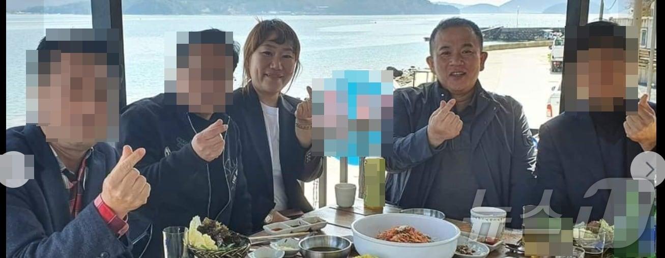  명태균 씨와 강혜경 씨&#40;오른쪽에서 2, 3째&#41;. 명 씨 밑에서 일했던 강혜경 씨는 국회 국감장에 증인으로 나와 명 씨가 김건희 여사와 접촉이 잦았으며 김영선 전 의원 공천에 개입했다는 주장을 펼쳤다. &#40;SNS 갈무리&#41; ⓒ 뉴스1