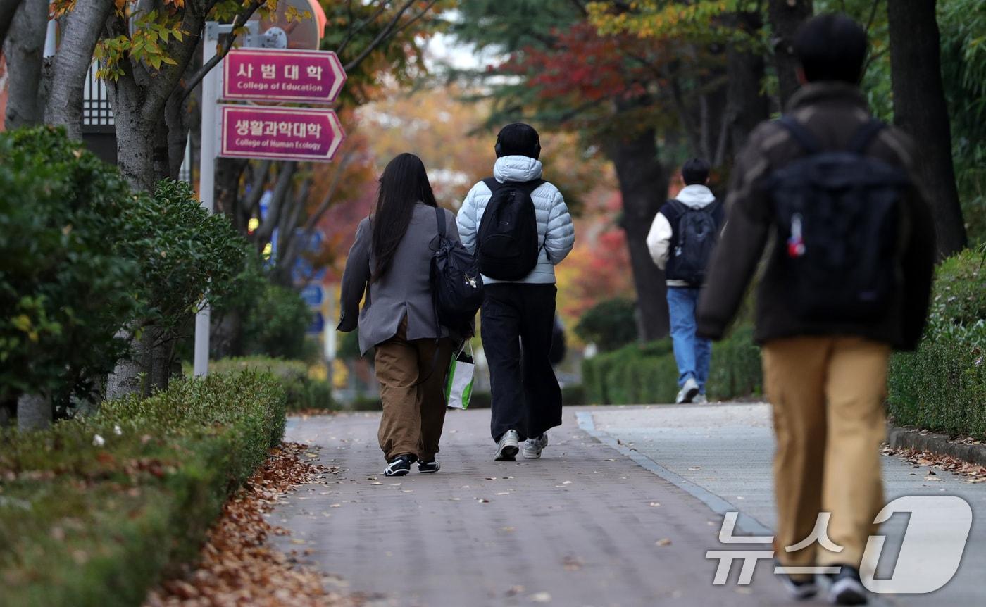 쌀쌀한 날씨를 보인 5일 전북자치도 전주시 전북대학교에서 두터운 옷을 입은 학생들이 발걸음을 재촉하고 있다. 2024.11.5/뉴스1 ⓒ News1 유경석 기자