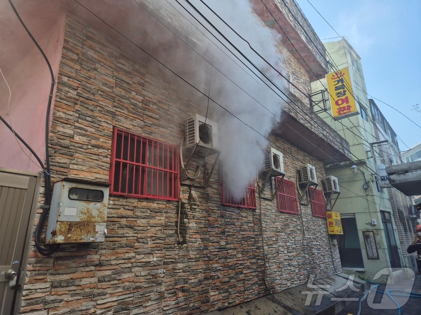 4일 오전 부산 부산진구 부전동 여관 화재 현장.&#40;부산소방재난본부 제공&#41;