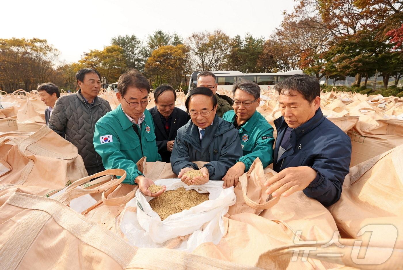 5일 심민 전북자치도 임실군수는 공공비축미를 매입하고 있는 농협창고를 방문해 농민들과 이야기를 나누고 있다.&#40;임실군제공&#41;2024.11.5/뉴스1