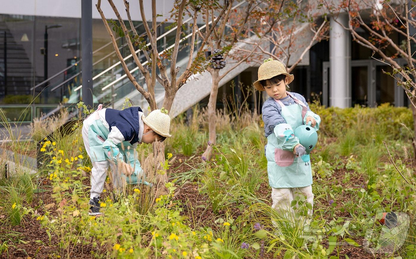 코웨이 임직원 가족들이 &#39;코웨이 생태숲&#39;을 가꾸고 있다.&#40;코웨이 제공&#41;