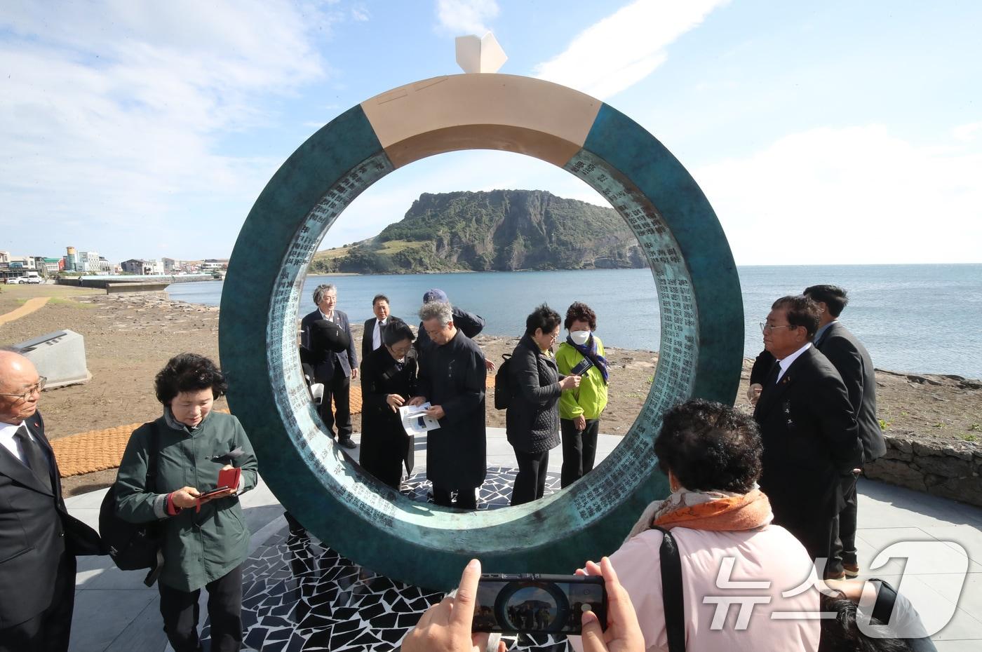 5일 오전 제주 서귀포시 성산읍 고성리 터진목해안가 4·3추모공원에서 유족들이 이날 제막한 조형물 &#39;해원의 문&#39;에서 제주4·3 당시 희생된 가족의 이름을 찾고 있다. 2024.11.5/뉴스1 ⓒ News1 오현지 기자