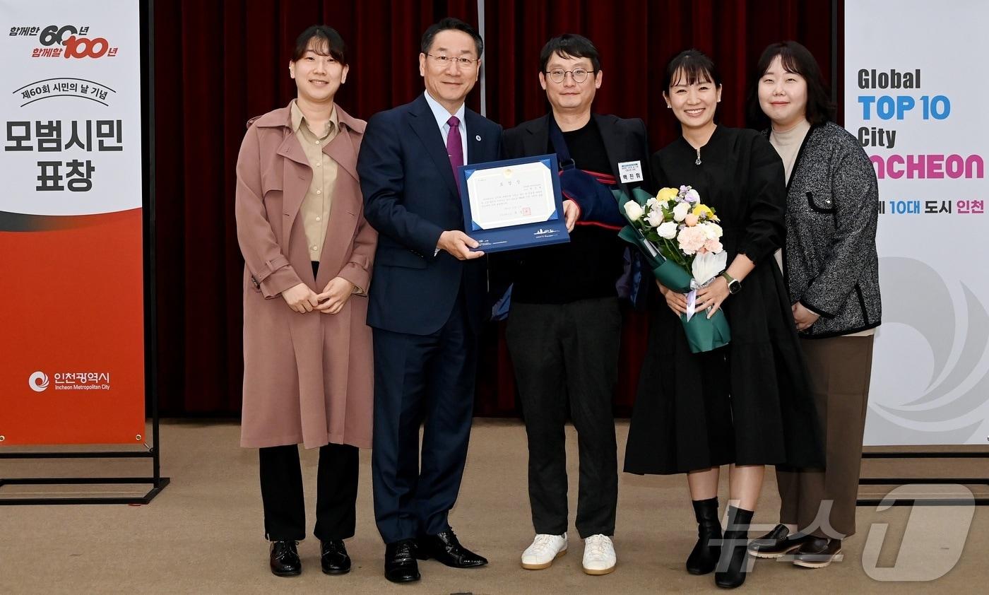 백진휘 인하대병원 권역응급의료센터장&#40;왼쪽에서 세번째&#41;이 모범시민 표창 수상 후 유정복 인천광역시장&#40;왼쪽에서 두번째&#41;및 관계자들과 기념촬영을 하고 있다.&#40;인하대 병원 제공&#41;/뉴스1  