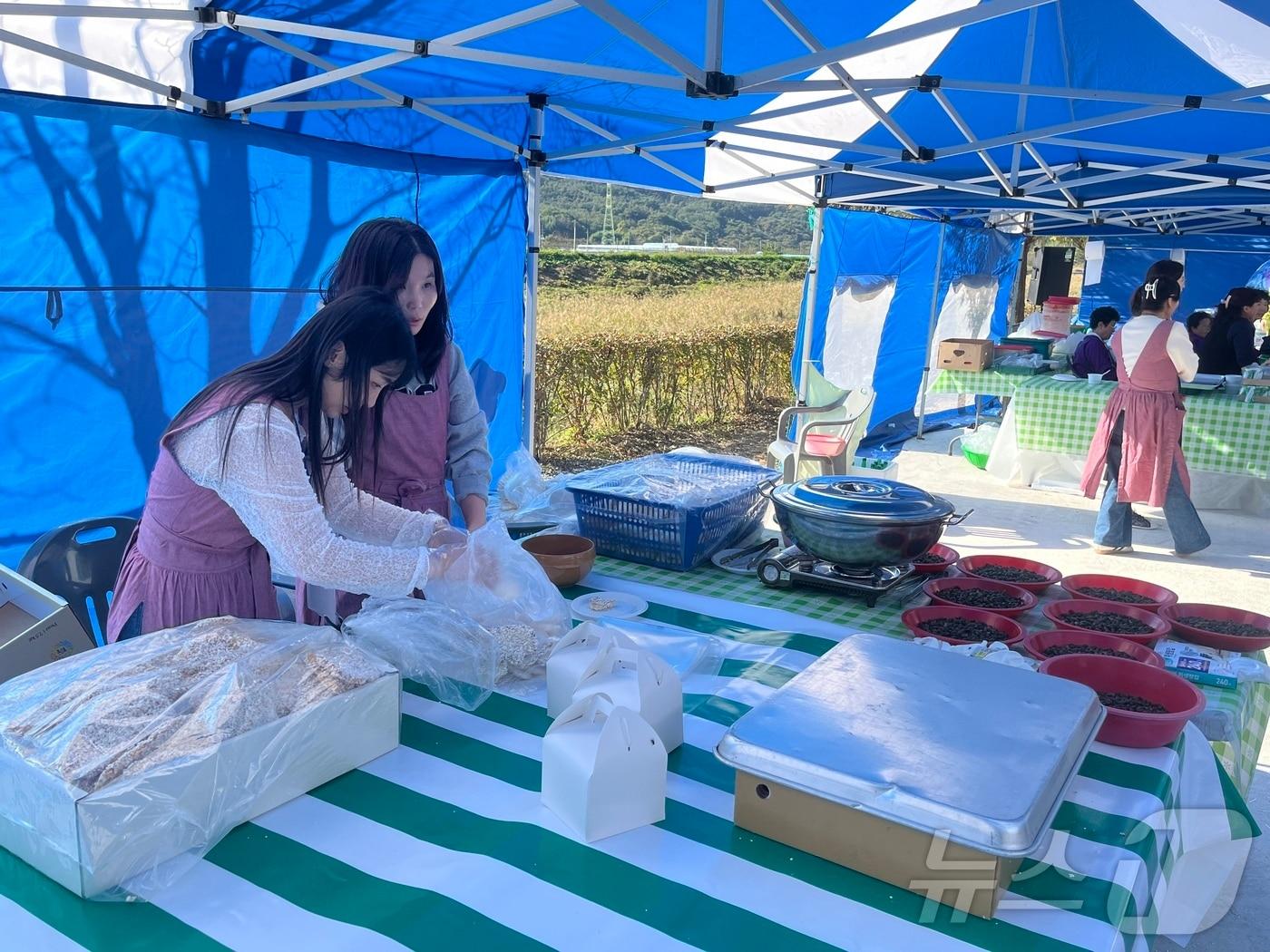 5일 사천 다슬기초량마을에서 열린 전통 자갈한과 축제.&#40;사천시 제공&#41;