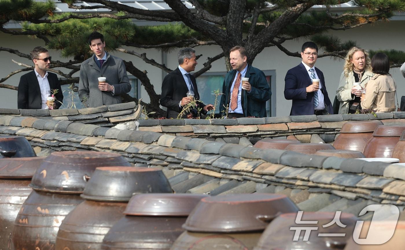  경기 안성시 일죽면 서일농원에서 외국인 관광객들이 장독대를 구경하고 있는 모습. 2024.11.5/뉴스1 ⓒ News1 김영운 기자