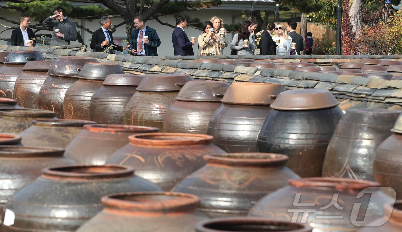 사진은 이날 오후 경기 안성시 일죽면 서일농원에서 외국인 관광객들이 장독대를 구경하고 있는 모습. 2024.11.5/뉴스1 ⓒ News1 김영운 기자