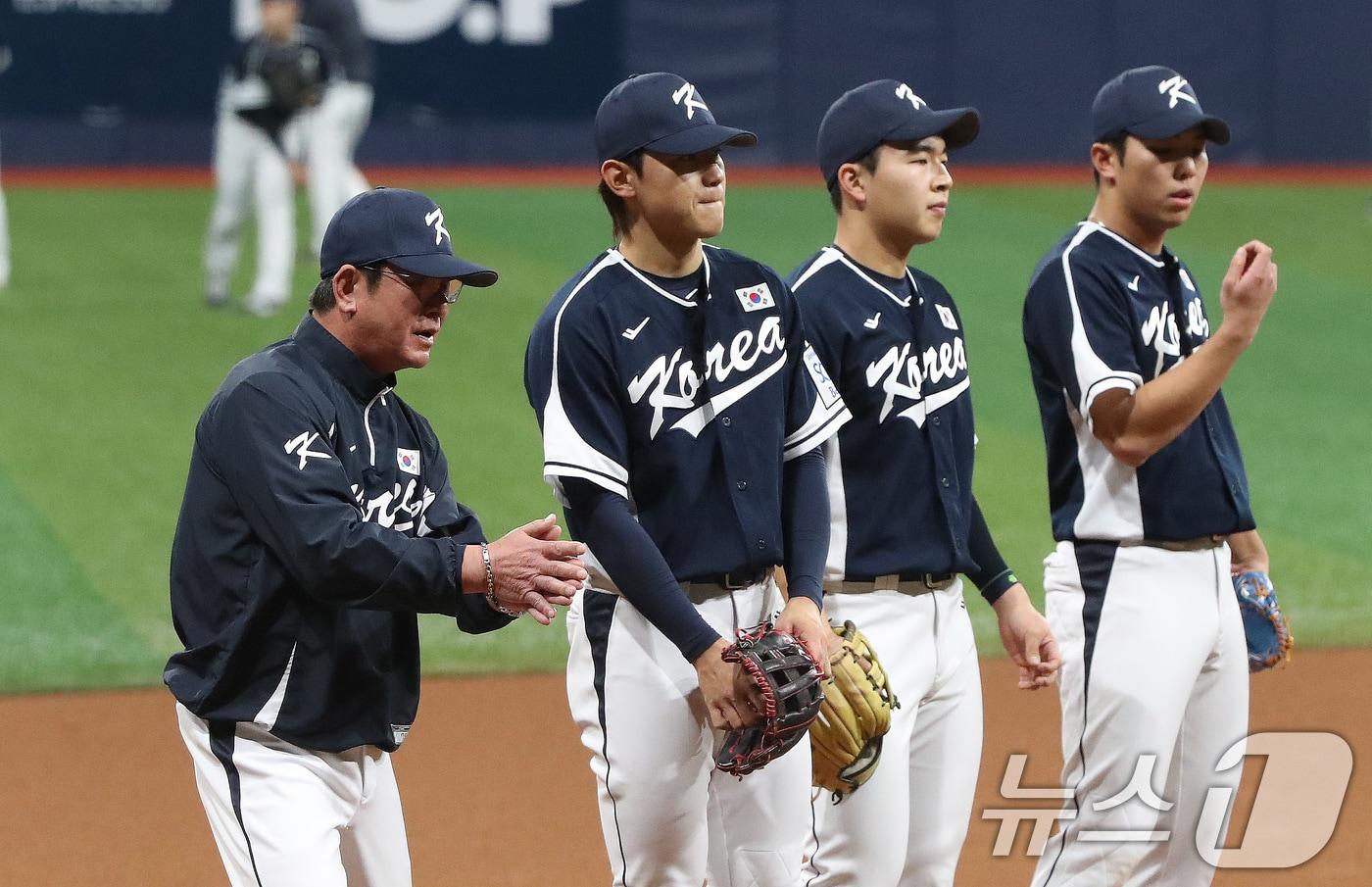 2024 세계야구소프트볼협회&#40;WBSC&#41; 프리미어12에 출전하는 류중일 대한민국 야구대표팀 감독이 5일 오후 서울 구로구 고척스카이돔에서 훈련하는 김도영, 김휘집, 김영웅을 지도하고 있다. 대한민국 야구 대표팀은 6일 고척에서 국군체육부대&#40;상무&#41;와 친선전을 가진 후 8일 결전지인 대만으로 향한다. 2024.11.5/뉴스1 ⓒ News1 임세영 기자