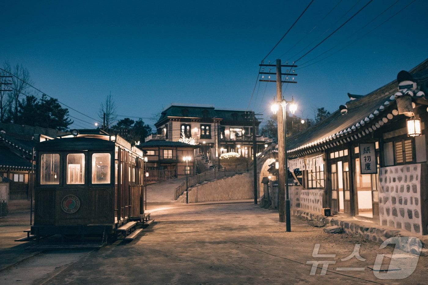 미스터선샤인 촬영지인 선샤인랜드 야경. &#40;논산시 제공&#41; / 뉴스1