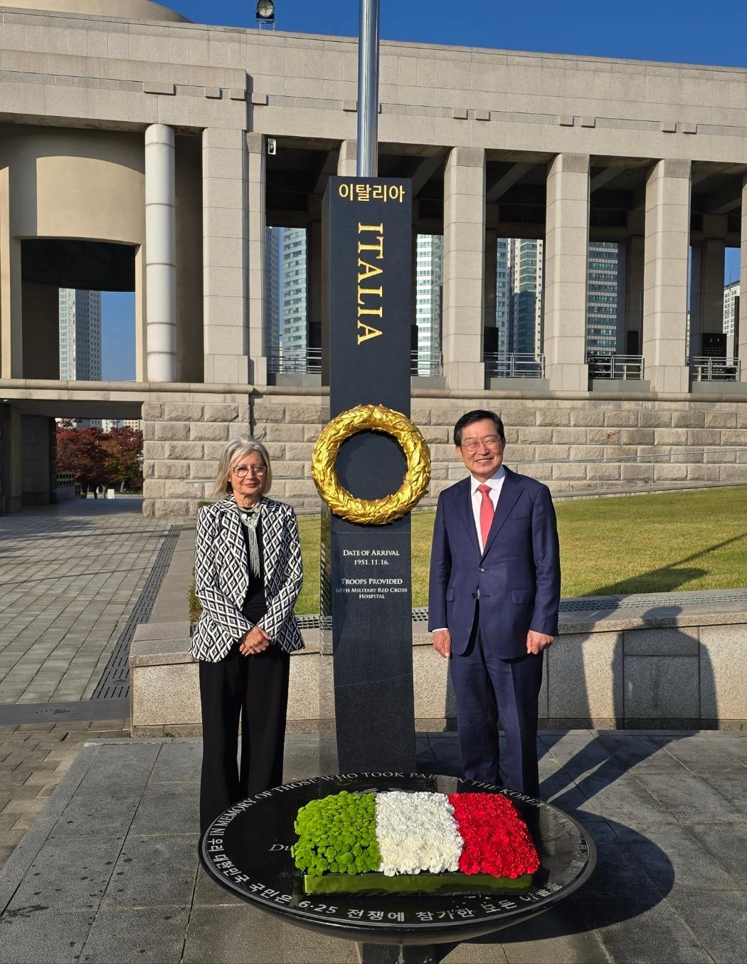 백승주 전쟁기념사업회장과 에밀리아 가토 주한이탈리아대사가 전쟁기념관 평화의광장 이탈리아참전기념비 앞에서 기념 촬영하고 있다.&#40;전쟁기념사업회 제공&#41;