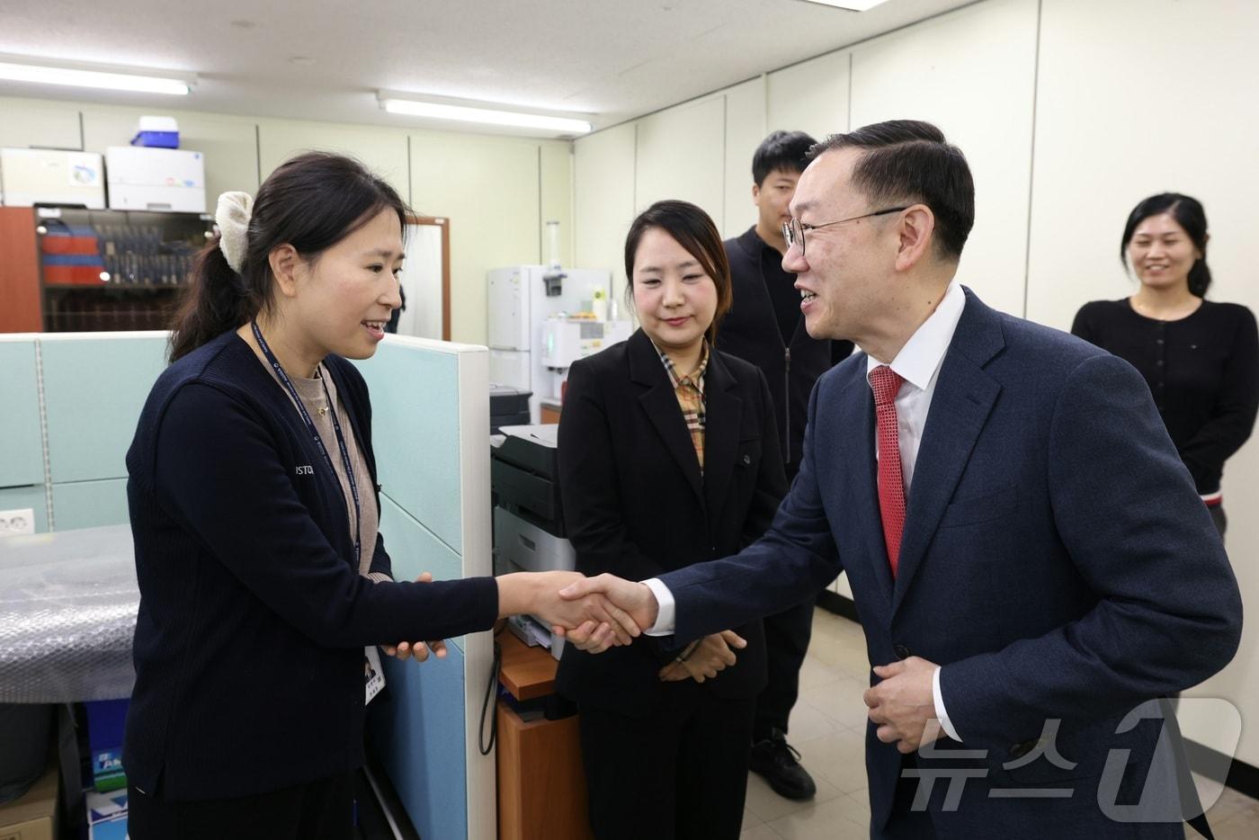 이명구 관세청 차장&#40;오른쪽&#41;이 5일 관세청 고객지원센터를 방문해 직원들과 인사하고 있다.&#40;관세청 제공&#41;/뉴스1