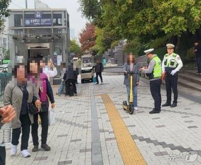 지난 1일 숭실대 앞에서 개인형 이동장치를 단속하고 있다. &#40;서울시 제공&#41;