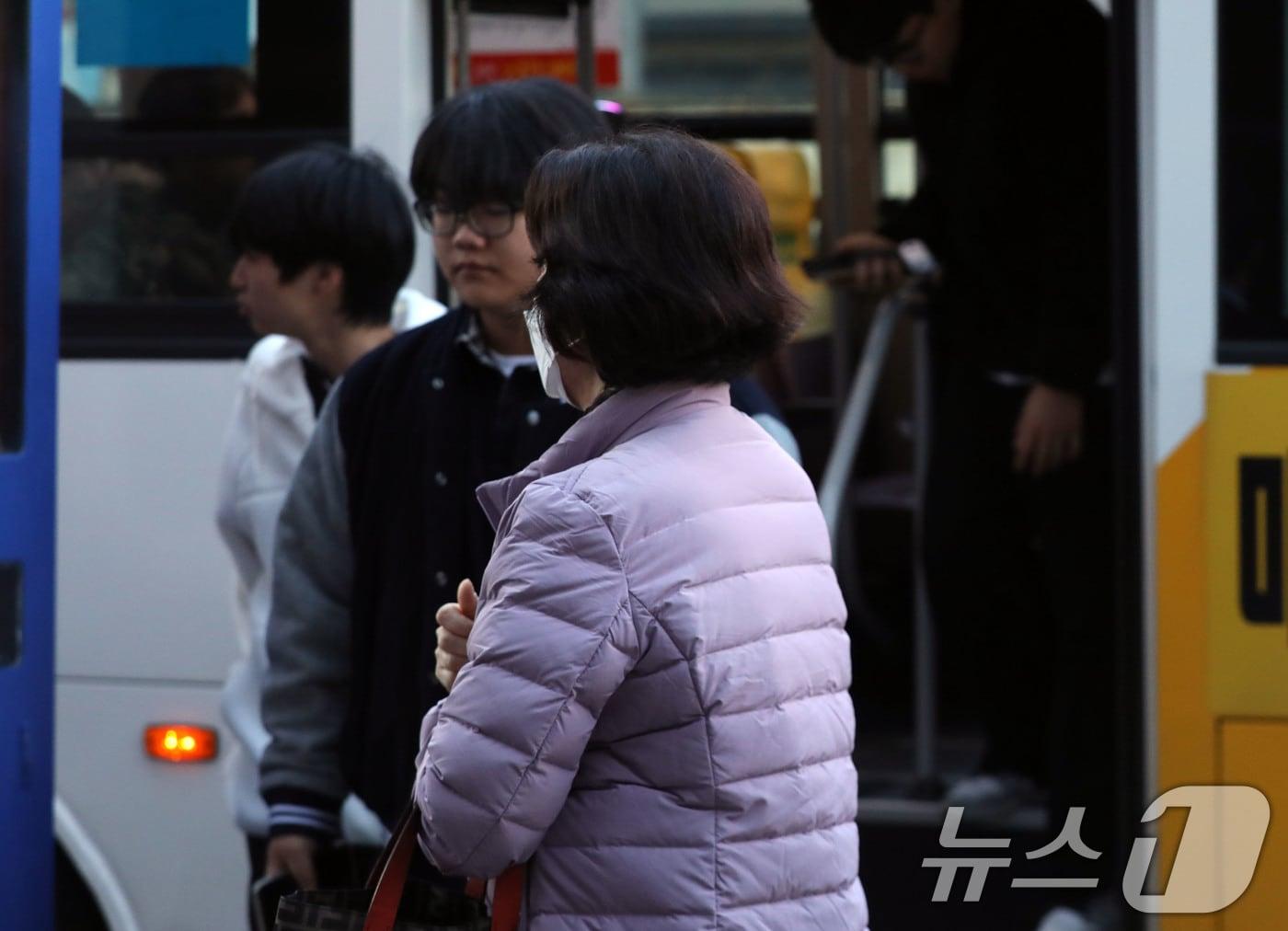 입동을 하루 앞둔 6일 오전 광주 북구 오치동의 한 버스정류장에서 한 시민이 옷깃을 여미고 있다. 2024.11.5/뉴스1 ⓒ News1 박지현 기자