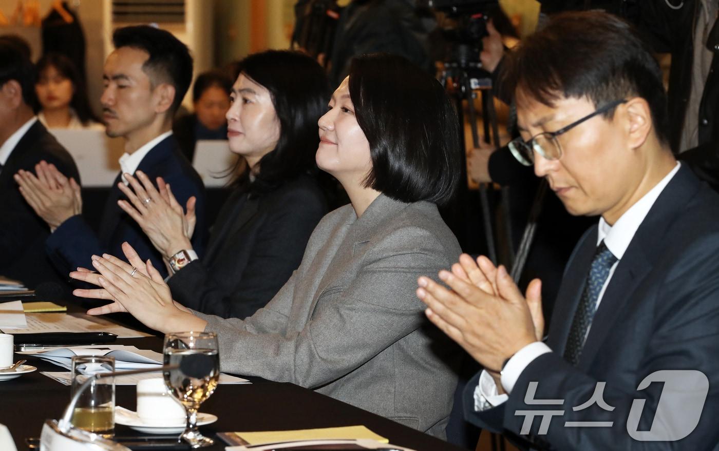 6일 오전 서울 중구 프레스센터에서 열린 &#39;플랫폼의 상생협력 강화를 위한 플랫폼사 대표 간담회&#39;에서 박대준 쿠팡 대표&#40;오른쪽부터&#41;, 최수연 네이버 대표, 정신아 카카오 대표, 황도연 당근마켓 대표가 이봉의 플랫폼법정책학회장의 발제를 경청하며 박수를 치고 있다. 이날 간담회는 유상임 과학기술정보통신부 장관 취임 후 발족한 ‘디지털 민생 지원 추진단’ 차원의 민생 행보 일환으로, 플랫폼의 사회적 역할 강화 및 민생 문제를 해소하기 위한 상생협력 방안 논의 차원에서 마련됐다. 2024.11.6/뉴스1 ⓒ News1 오대일 기자