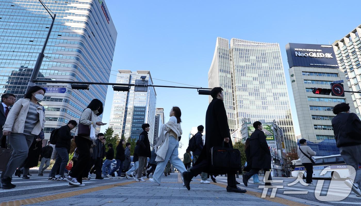 두터운 옷차림을 한 시민들이 출근길 발걸음을 재촉하고 있다./뉴스1 ⓒ News1 이동해 기자