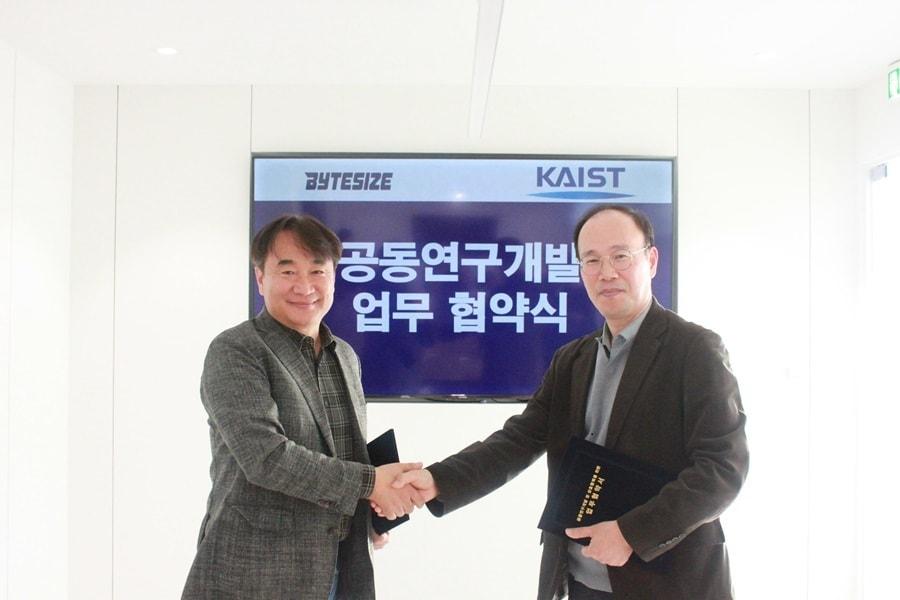 Bytesize-KAIST 공동연구개발 업무협약식 &#40;좌측부터&#41; KAIST 김대영 교수, 바이트사이즈 위영량 대표이사 / 바이트사이즈 제공