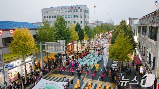  전북특별자치도 고창군을 다녀간 생활인구가 꾸준히 늘고 있는 것으로 나타났다. 고창 모양성제 거리퍼레이드 장면&#40;자료사진&#41;2024.11.6/뉴스1